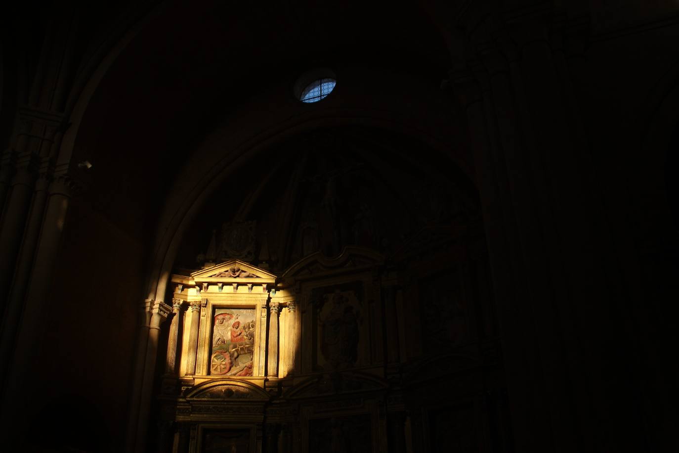 La luz del sol iluminando las escenas del retablo del Monasterio de Sandoval.