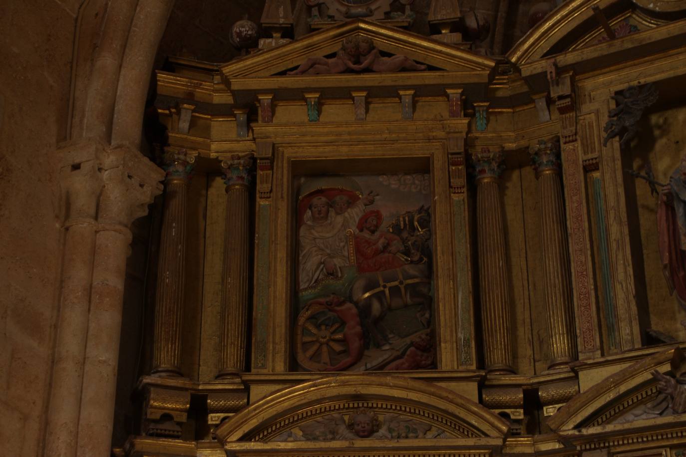 La luz del sol iluminando las escenas del retablo del Monasterio de Sandoval.