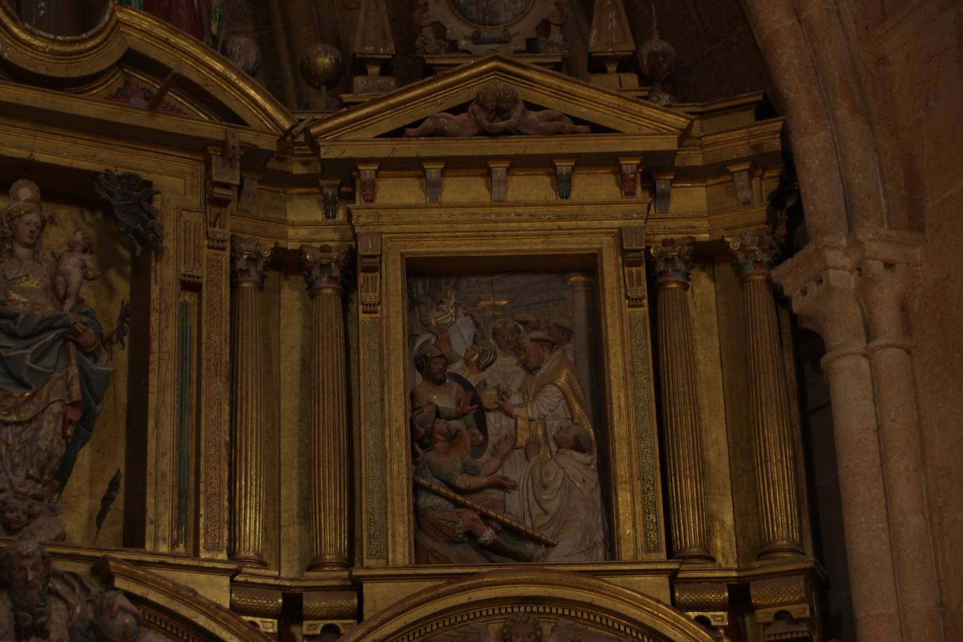 La luz del sol iluminando las escenas del retablo del Monasterio de Sandoval.