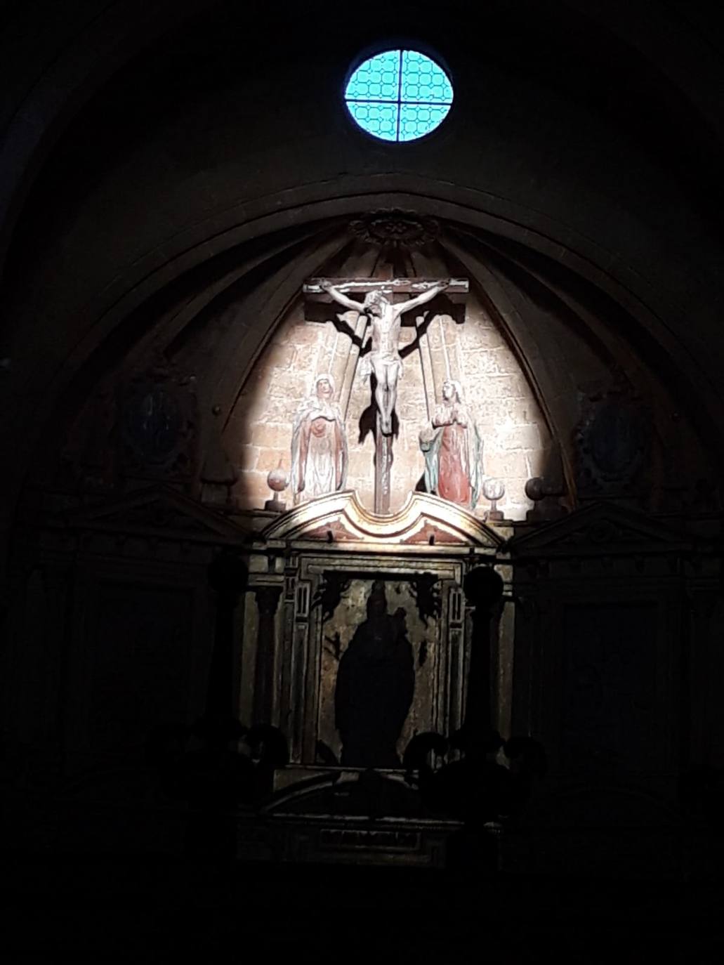 La luz del sol iluminando las escenas del retablo del Monasterio de Sandoval.