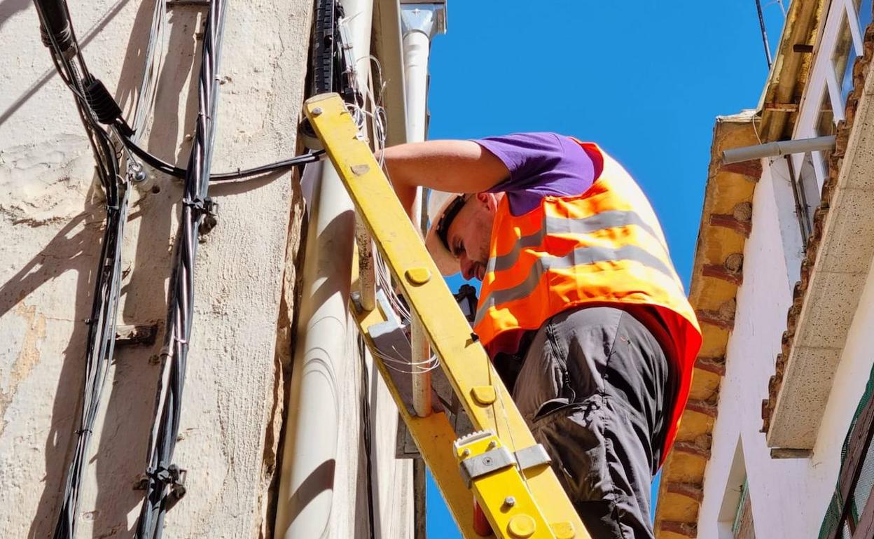 Un técnico de Adamo en una de las instalaciones de la fibra óptica. 