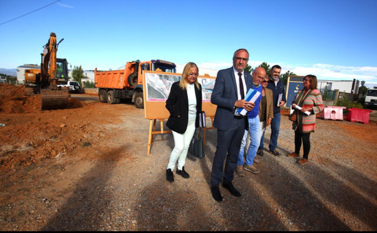 El alcalde de Ponferrada, en el inicio de las obras de acondicionamiento de los viales del Polígono de la Llanada.