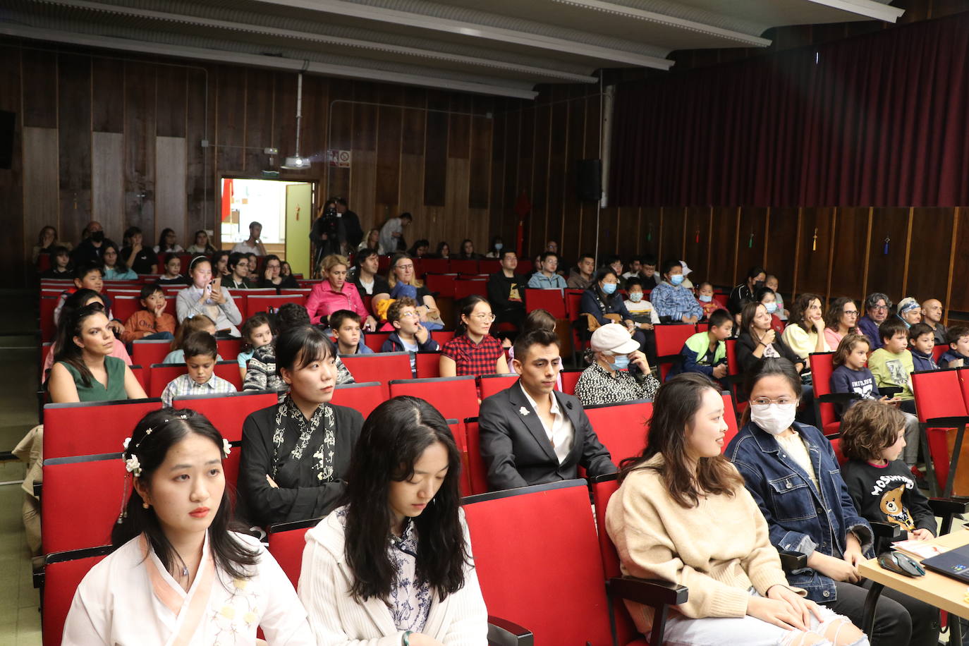 León celebra el Día Mundial de los Institutos Confucio con uan jornada de puertas abiertas en su centro | Los curiosos han podido acercarse a la cultura oriental con talleres de caligrafía, artes marciales o música y gastronomía tradicional. 