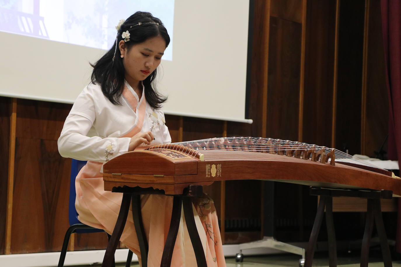 León celebra el Día Mundial de los Institutos Confucio con uan jornada de puertas abiertas en su centro | Los curiosos han podido acercarse a la cultura oriental con talleres de caligrafía, artes marciales o música y gastronomía tradicional. 