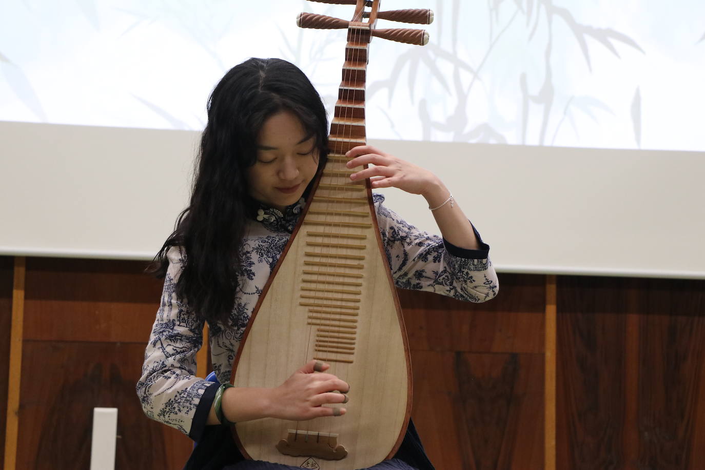 León celebra el Día Mundial de los Institutos Confucio con uan jornada de puertas abiertas en su centro | Los curiosos han podido acercarse a la cultura oriental con talleres de caligrafía, artes marciales o música y gastronomía tradicional. 