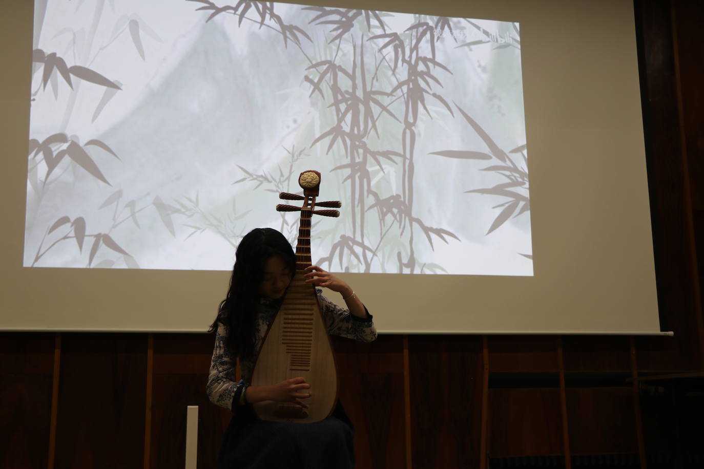 León celebra el Día Mundial de los Institutos Confucio con uan jornada de puertas abiertas en su centro | Los curiosos han podido acercarse a la cultura oriental con talleres de caligrafía, artes marciales o música y gastronomía tradicional. 