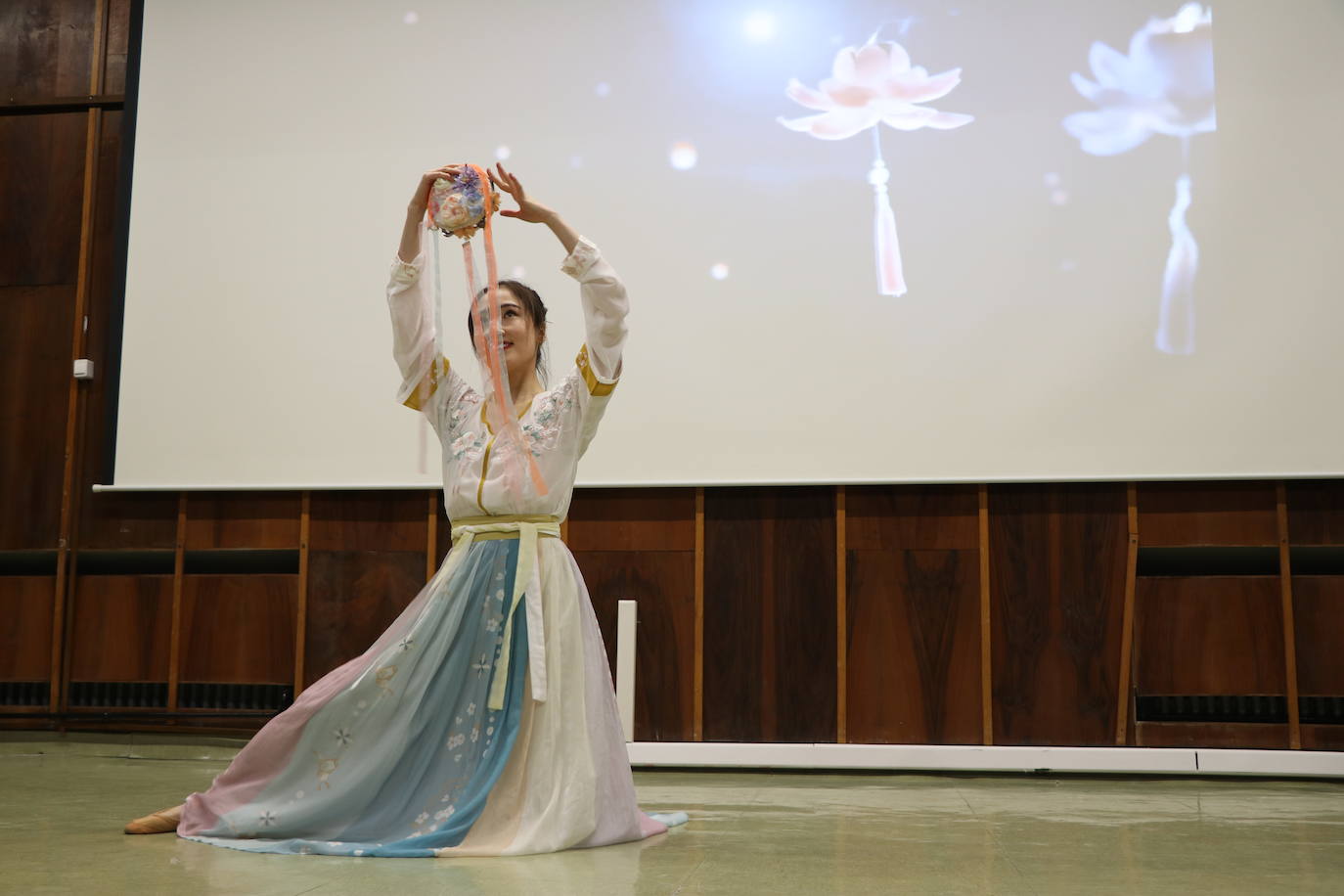 León celebra el Día Mundial de los Institutos Confucio con uan jornada de puertas abiertas en su centro | Los curiosos han podido acercarse a la cultura oriental con talleres de caligrafía, artes marciales o música y gastronomía tradicional. 