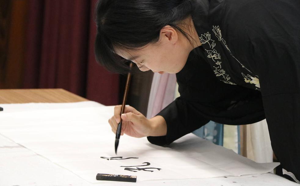 La caligrafía china ha sido uno de los talleres que ha mostrado el Instituto Confucio de León en esta jornada de puertas abiertas.