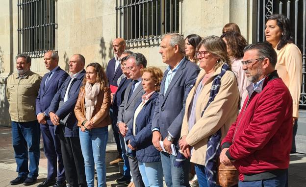 Minuto de silencio a las puertas de la Subdelegación del Gobierno.