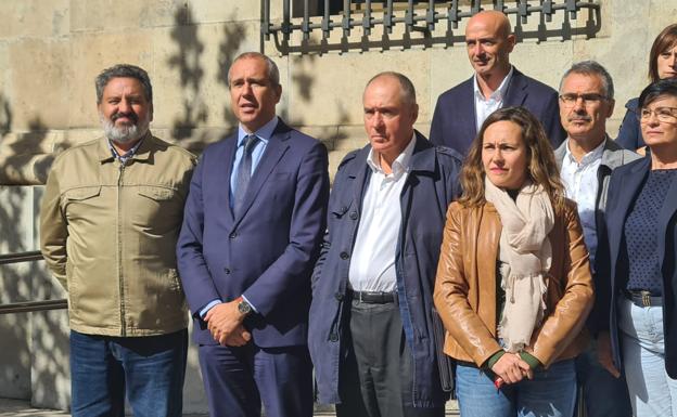 Galería. Concejales del Ayuntamiento de León acuden a la concentración.