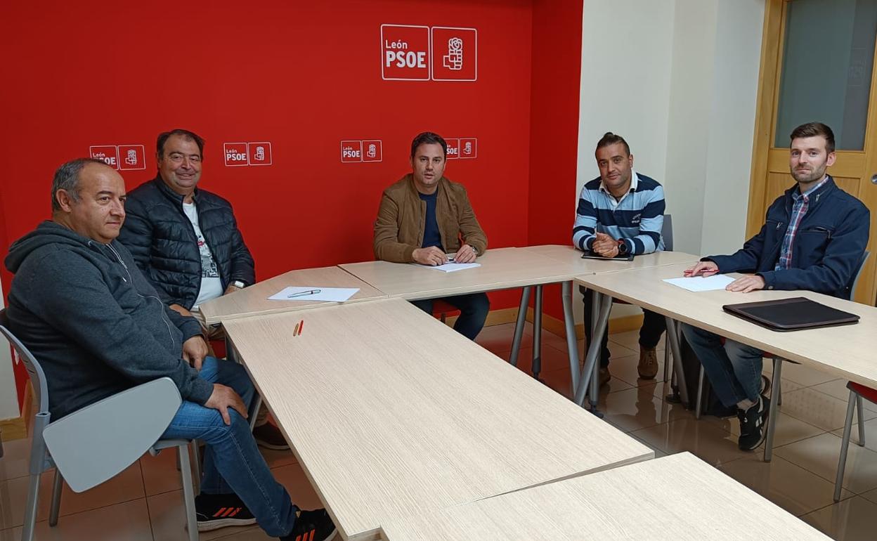 Encuentro entre una delegación del sector ferroviario de CCOO de León y el secretario provincial del PSOE, Javier Alfonso Cendón.