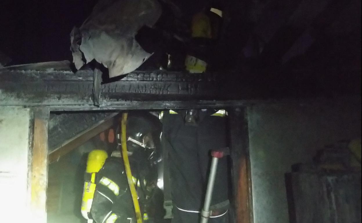 Imagen de la intervención de los bomberos.