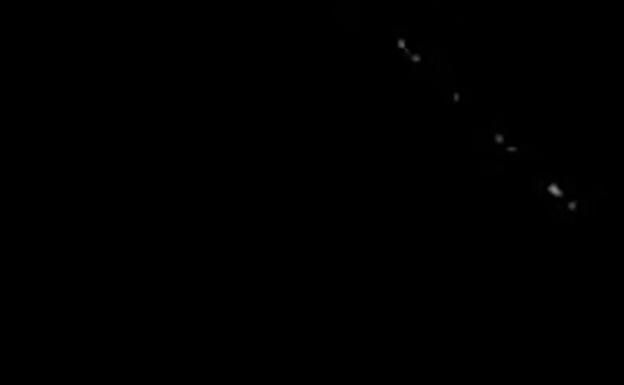 Imagen de los satélites de Space X vistos desde León en la madrugada de este lunes. Su paso será visible de forma más o menos nítida hasta este martes 27, aunque el fenómeno se repetirá por la frecuencia de los lanzamientos. 