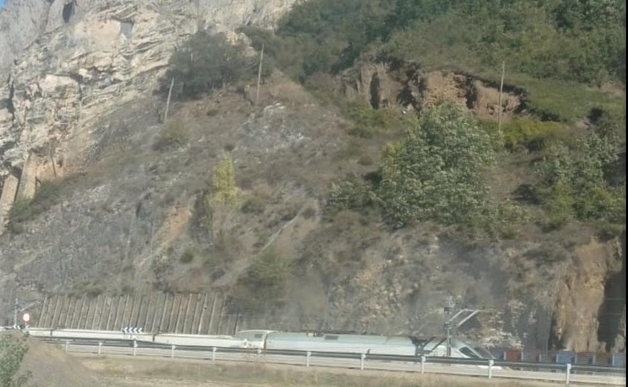 Fotografía del tren Alvia circulando a unos 100 metros por delante del macizo rocoso de las canteras.