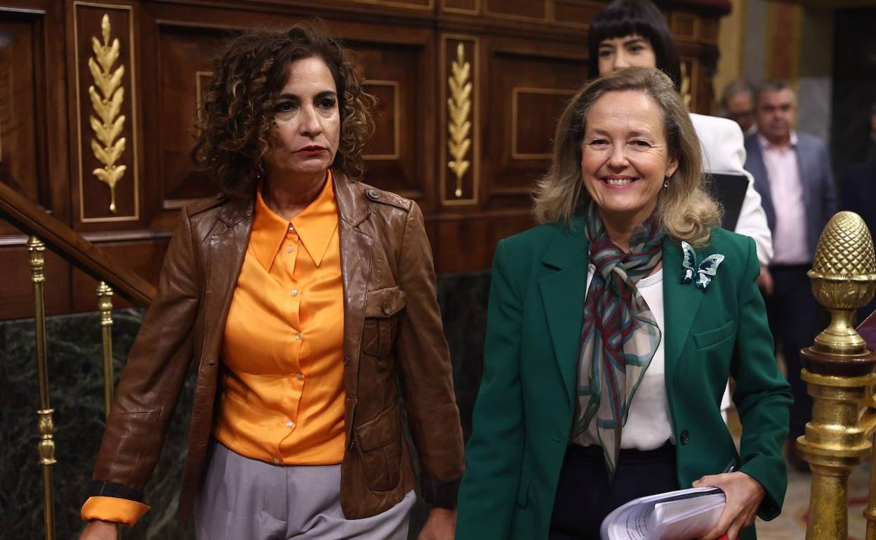 La ministra de Hacienda, María Jesús Montero, y la vicepresidenta económica del Gobierno, Nadia Calviño, a su llegada este miércoles a la sesión de control al Gobierno celebrada en el Congreso 