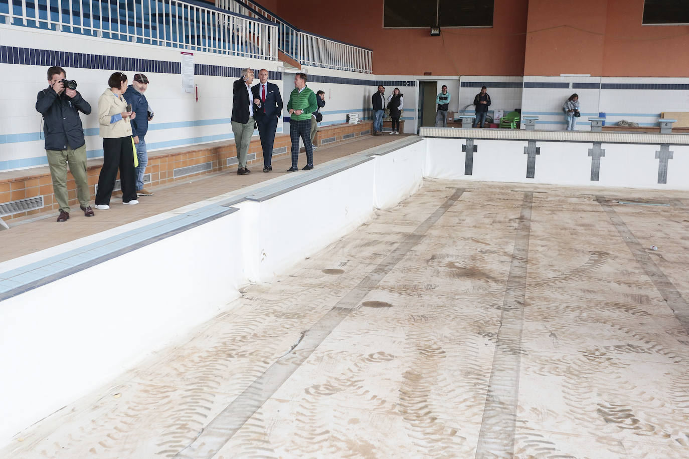 El alcalde de León, José Antonio Diez y el concejal de Deportes, Vicente Canuria, visitan las obras del Estadio Hispánico de la ciudad