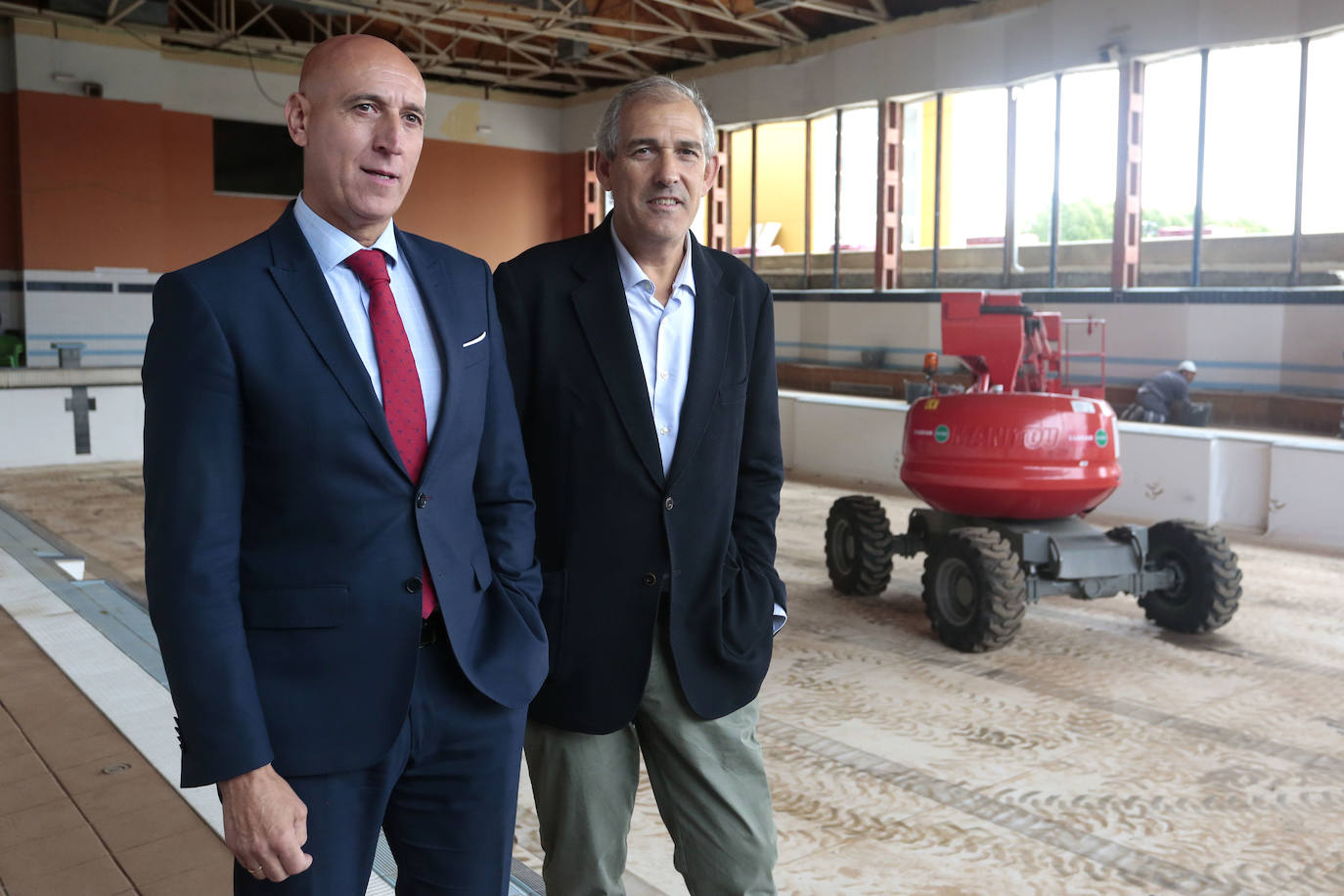 El alcalde de León, José Antonio Diez y el concejal de Deportes, Vicente Canuria, visitan las obras del Estadio Hispánico de la ciudad