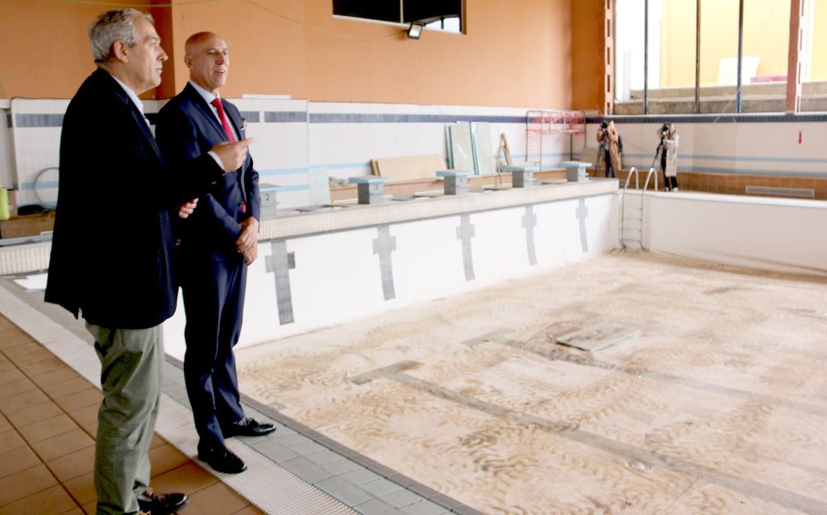 El alcalde de León, José Antonio Diez y el concejal de Deportes, Vicente Canuria, visitan las obras del Estadio Hispánico de la ciudad