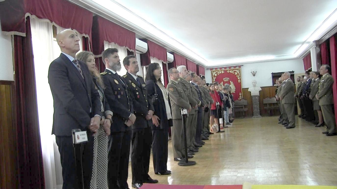 Dos medallas al mérito militar y entrega de diplomas en el aniversario de Defensa en León | La Subdelegación de Defensa en León, que comenzaba a funcionar el 25 de septiembre de 1995, realiza un acto de celebración con el objetivo de seguir trabajando con «compromiso e integridad». 