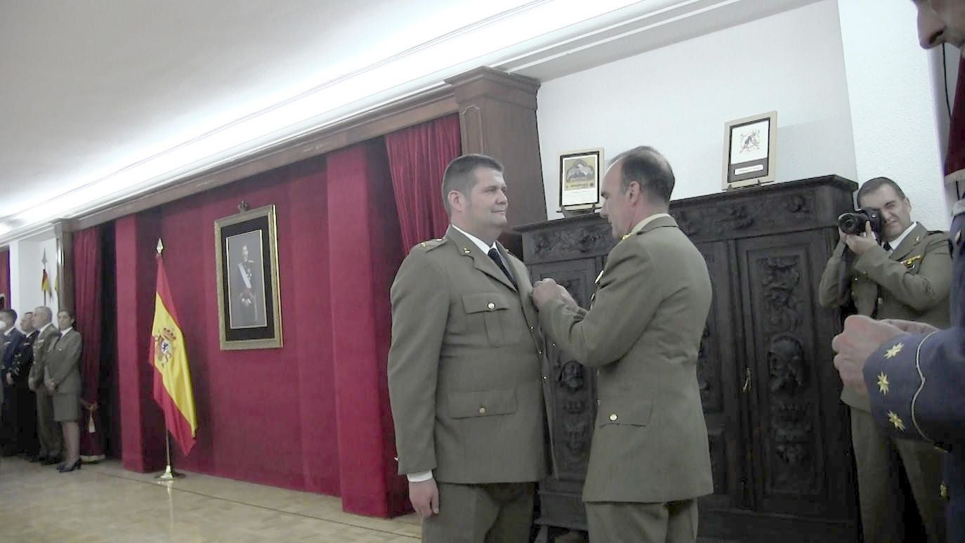 Dos medallas al mérito militar y entrega de diplomas en el aniversario de Defensa en León | La Subdelegación de Defensa en León, que comenzaba a funcionar el 25 de septiembre de 1995, realiza un acto de celebración con el objetivo de seguir trabajando con «compromiso e integridad». 