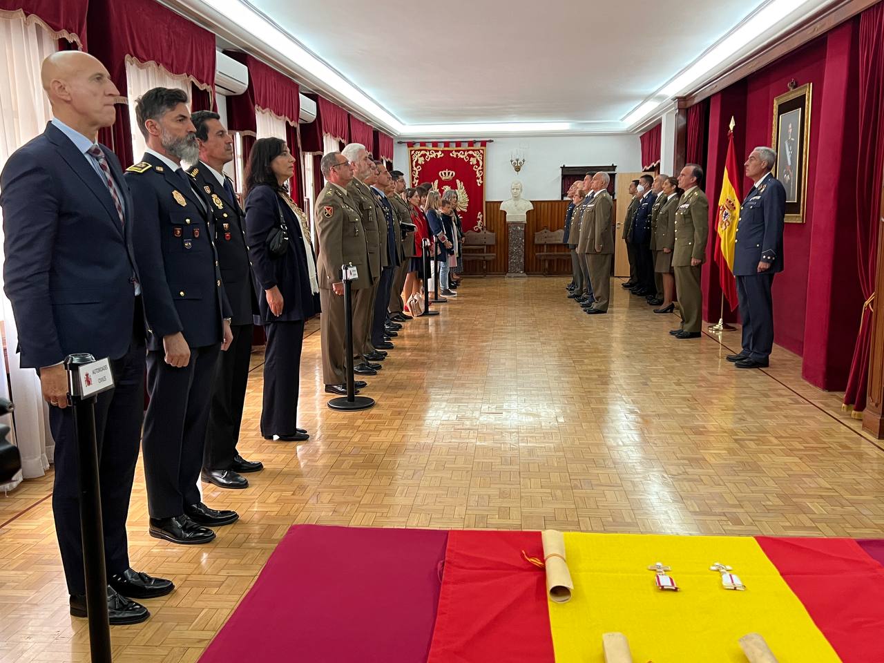 Dos medallas al mérito militar y entrega de diplomas en el aniversario de Defensa en León | La Subdelegación de Defensa en León, que comenzaba a funcionar el 25 de septiembre de 1995, realiza un acto de celebración con el objetivo de seguir trabajando con «compromiso e integridad». 