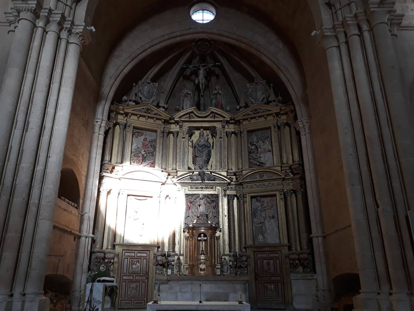 La luz del sol iluminando las escenas del retablo del Monasterio de Sandoval.