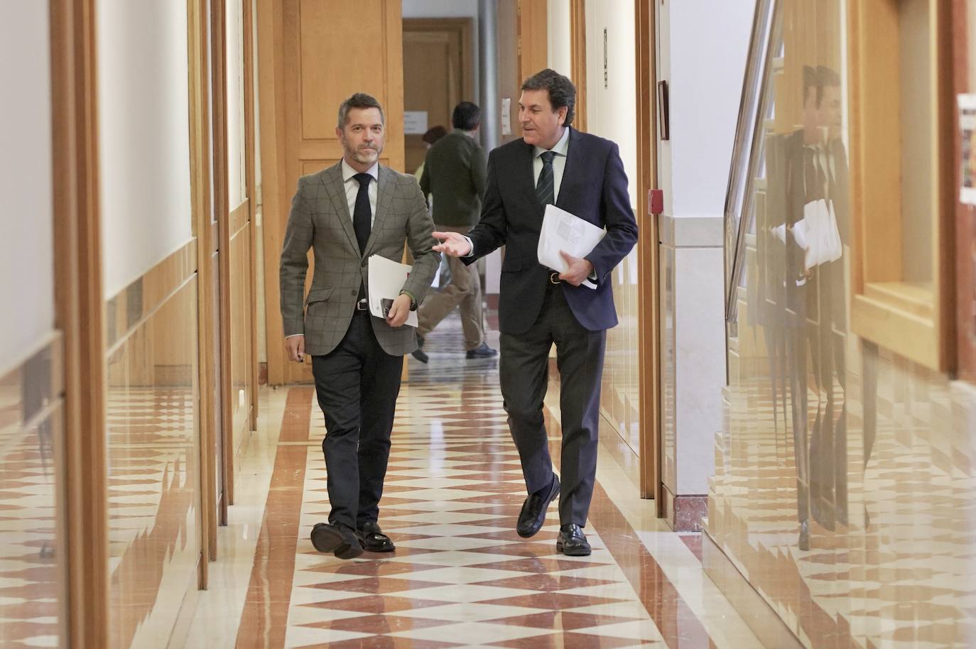 El consejero de Economía y Hacienda y portavoz, Carlos Fernández Carriedo, comparece en rueda de prensa posterior al Consejo de Gobierno.