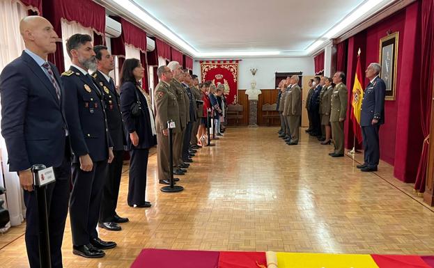 Galería. Un instante de la entrega de distinciones en la subdelegación de Defensa. 