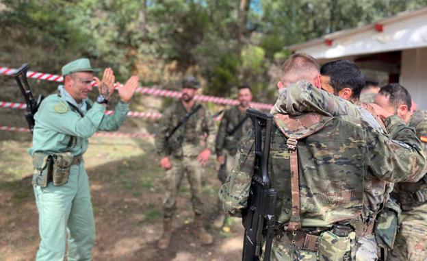 Efectivos militares se abrazan a la conclusión de la prueba. En la imagen, militares de la Legión, intratables de nuevo durante el campeonato celebrado en la base Conde Gazola. 