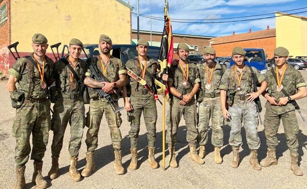 Galería. La patrulla del MACA posa con su medalla a la conclusión de la prueba. 