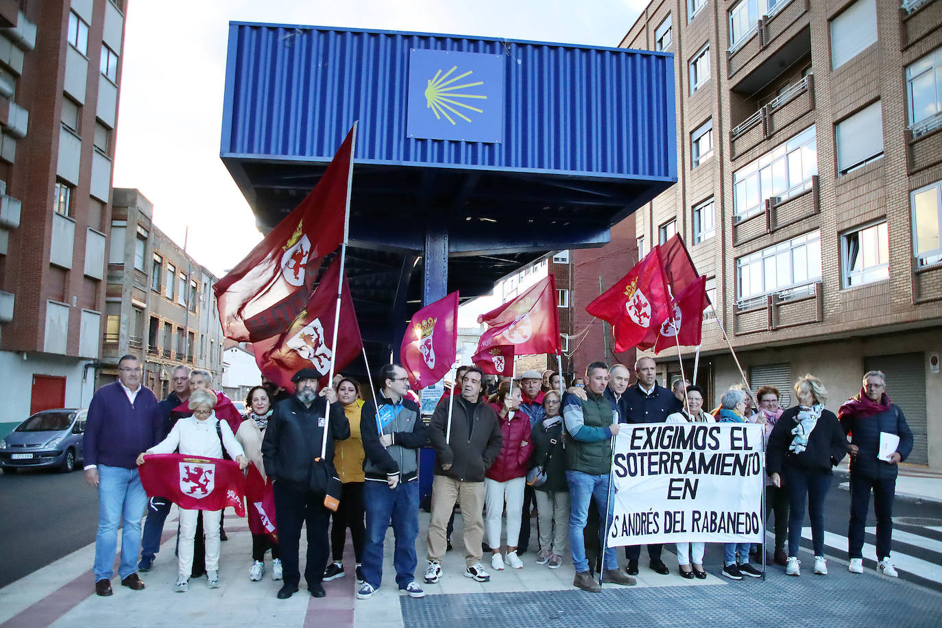 Medio centenar de personas participan en la movilización del partido leonesita que demanda que el tren vaya «bajo tierra» y las personas «sobre ella»