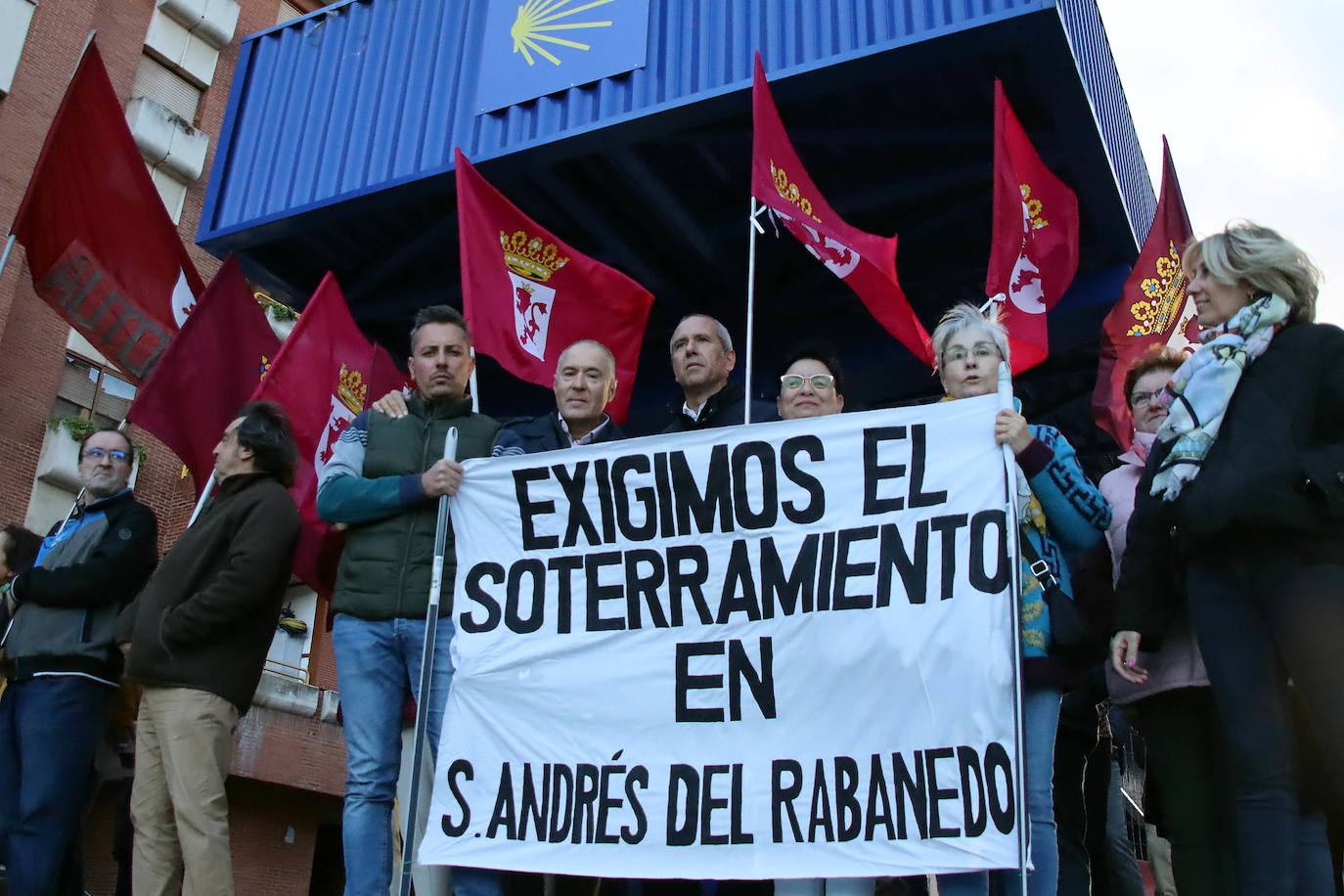 Medio centenar de personas participan en la movilización del partido leonesita que demanda que el tren vaya «bajo tierra» y las personas «sobre ella»