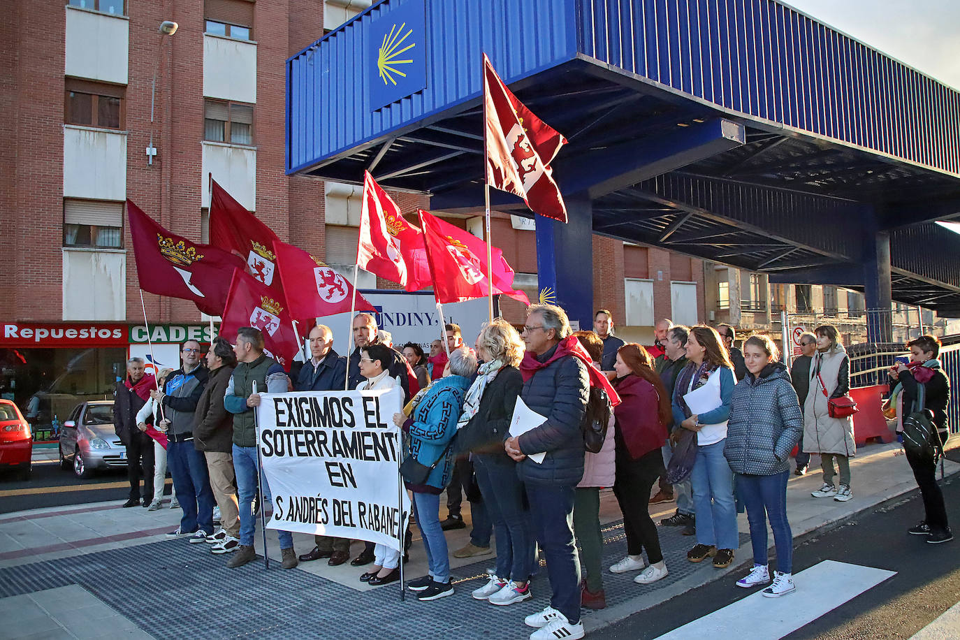 Medio centenar de personas participan en la movilización del partido leonesita que demanda que el tren vaya «bajo tierra» y las personas «sobre ella»