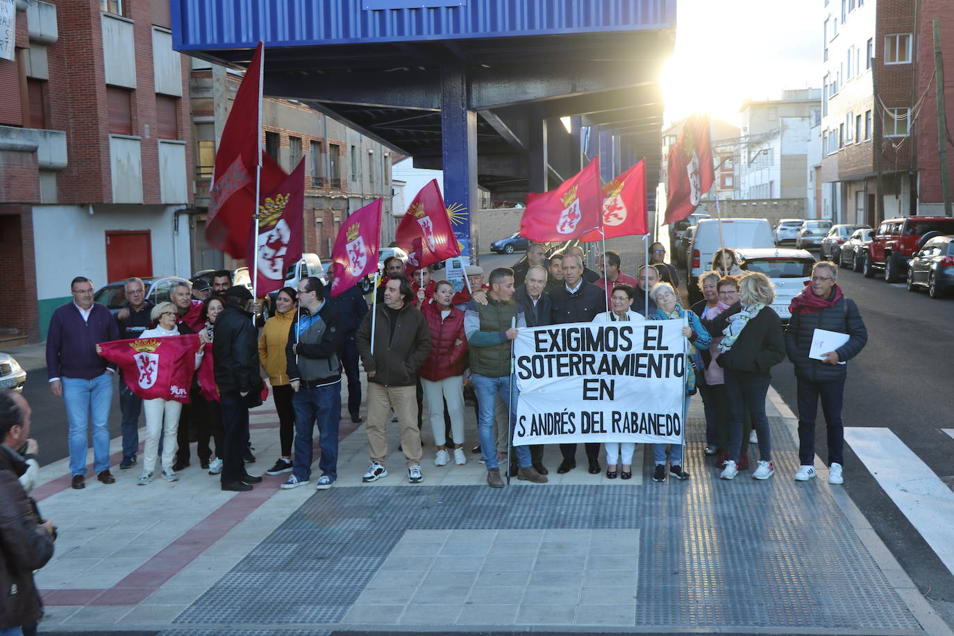 Medio centenar de personas participan en la movilización del partido leonesita que demanda que el tren vaya «bajo tierra» y las personas «sobre ella»