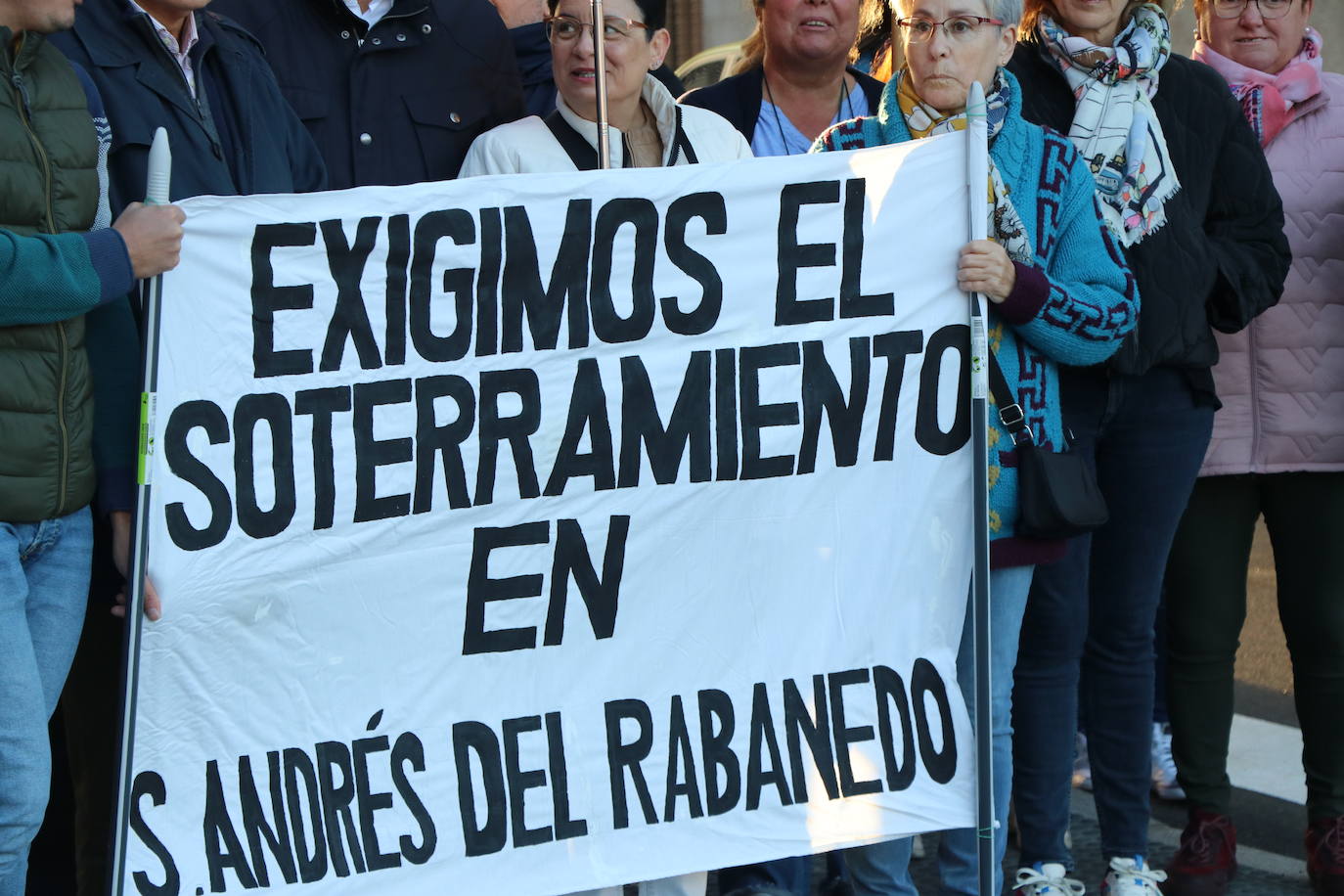 Medio centenar de personas participan en la movilización del partido leonesita que demanda que el tren vaya «bajo tierra» y las personas «sobre ella»