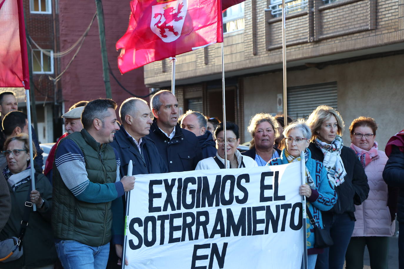 Medio centenar de personas participan en la movilización del partido leonesita que demanda que el tren vaya «bajo tierra» y las personas «sobre ella»