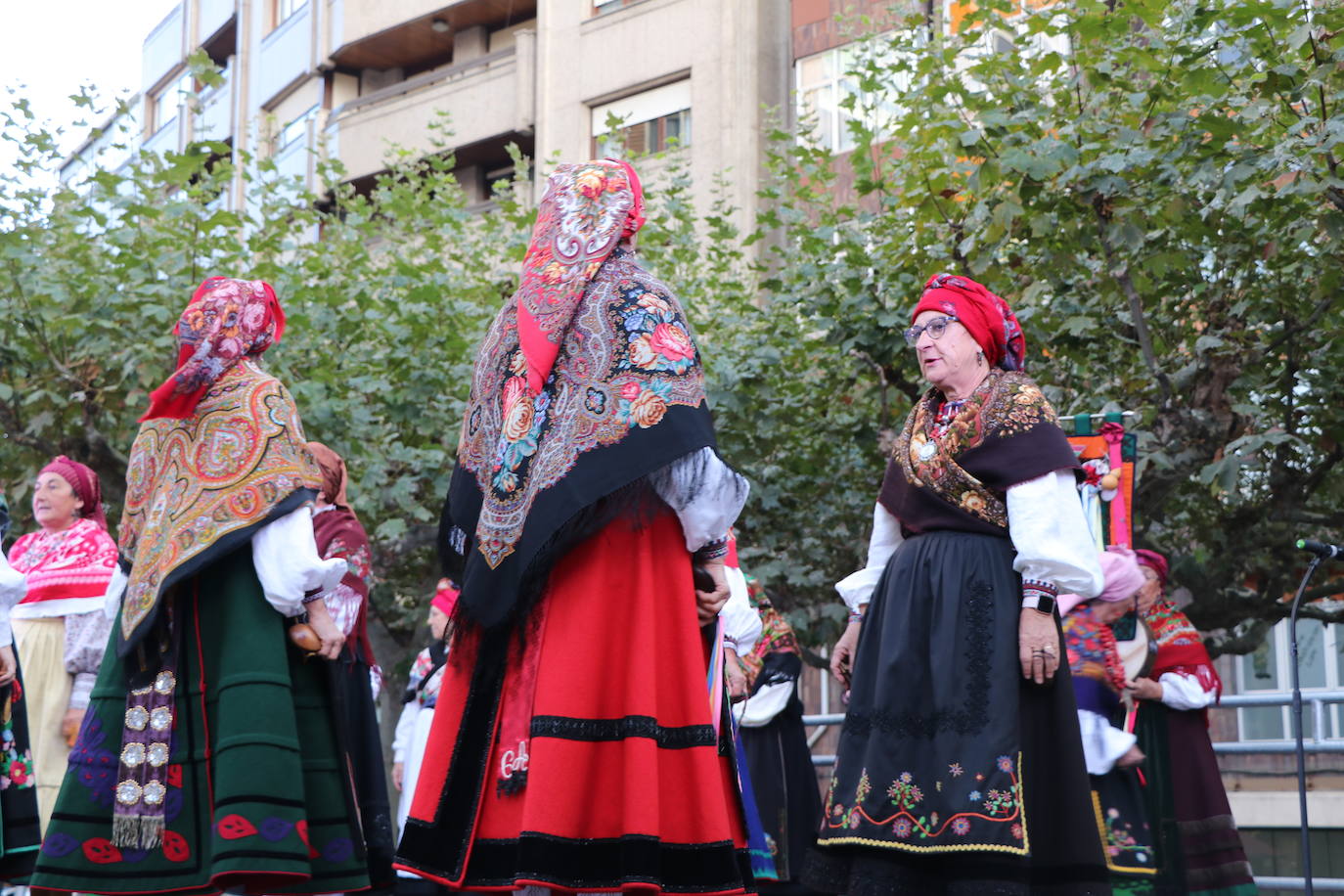 Los grupos tradicionales 'Calecho' y 'Acedera' amenizando a los leoneses con sus bailes tradicionales por San Froilán. 