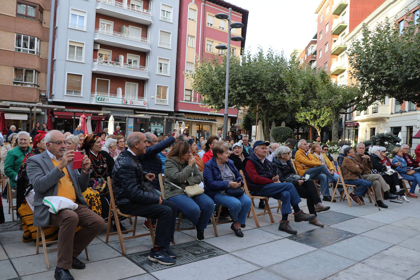 Los grupos tradicionales 'Calecho' y 'Acedera' amenizando a los leoneses con sus bailes tradicionales por San Froilán. 