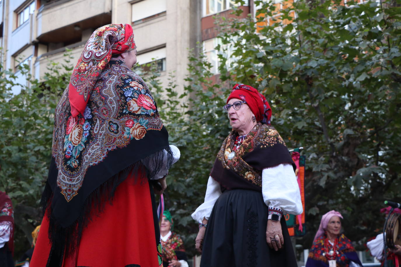 Los grupos tradicionales 'Calecho' y 'Acedera' amenizando a los leoneses con sus bailes tradicionales por San Froilán. 