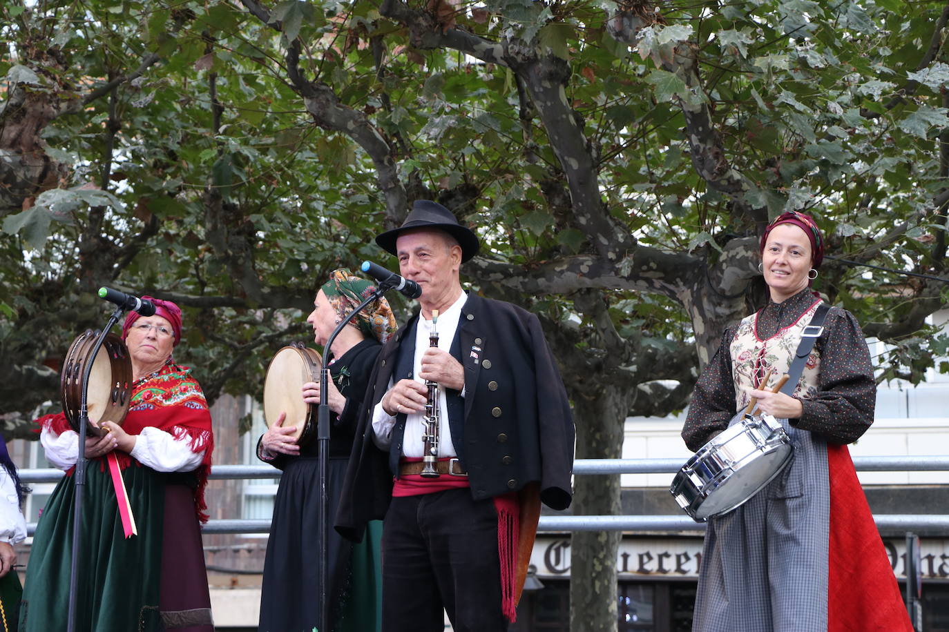 Los grupos tradicionales 'Calecho' y 'Acedera' amenizando a los leoneses con sus bailes tradicionales por San Froilán. 