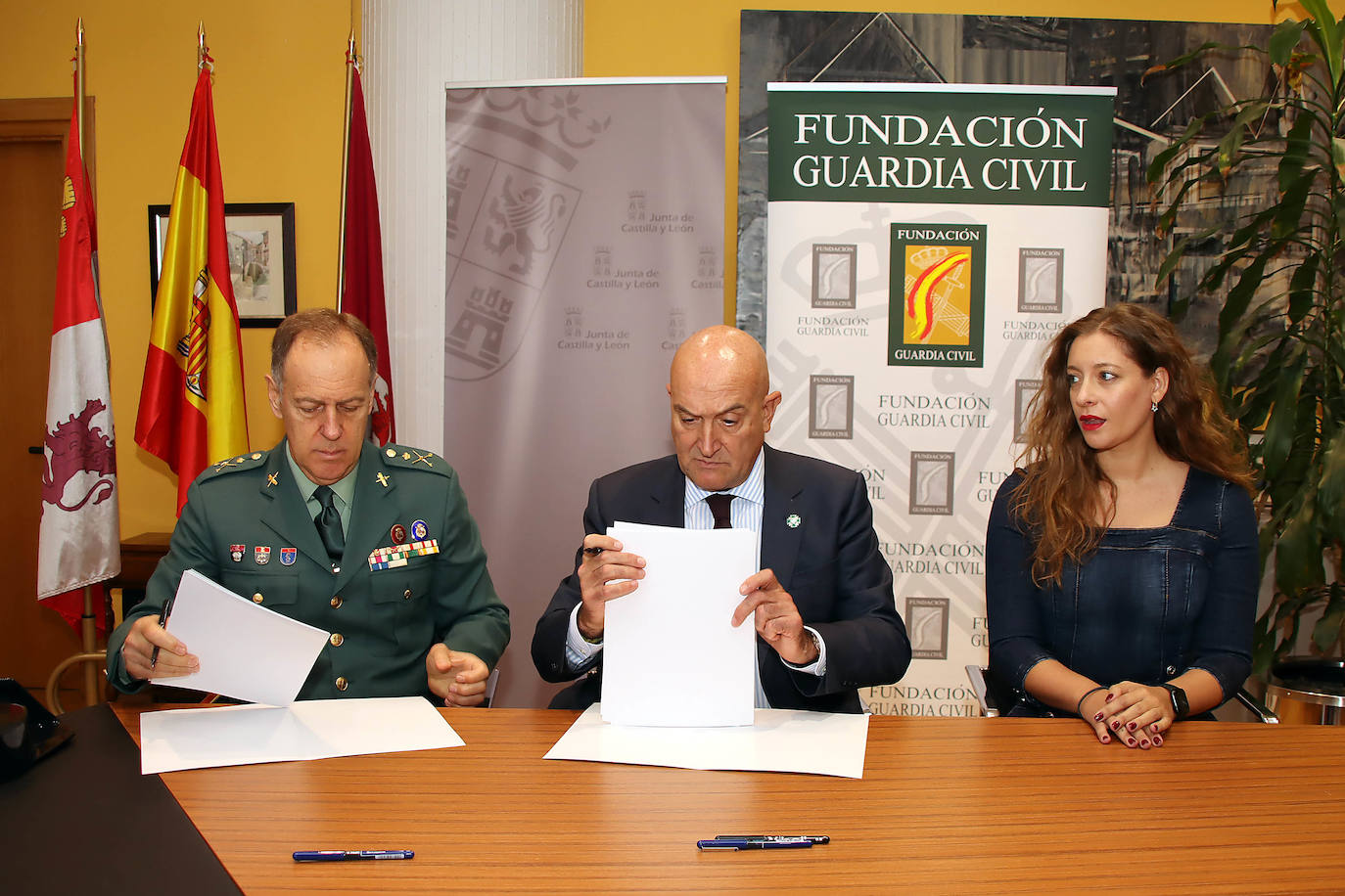 El consejero de la Presidencia, Jesús Julio Carnero, firma un acuerdo de colaboración con la Guardia Civil de León.