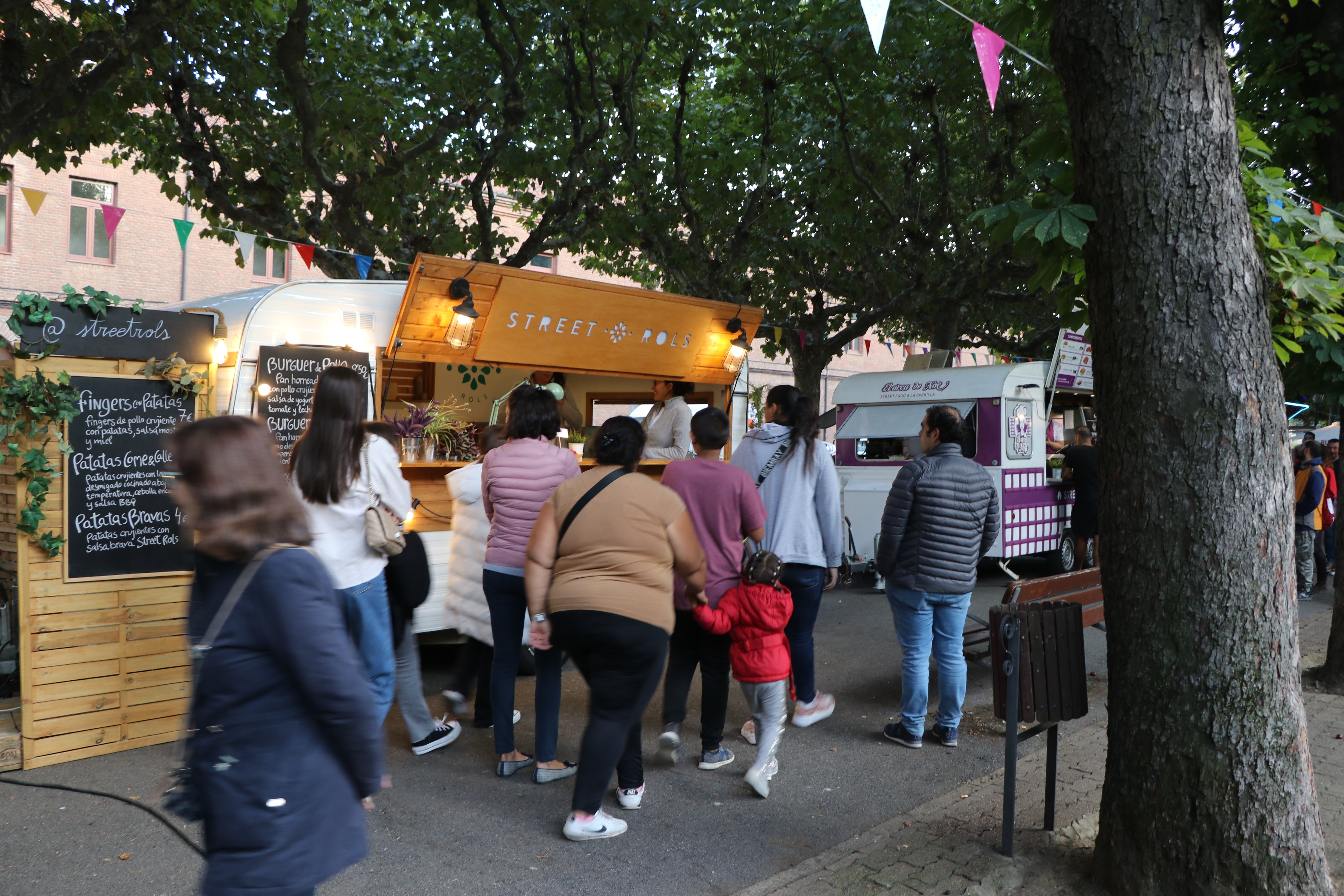 El 'Come y Calle' abre sus puertas en el Parque de San Francisco. 