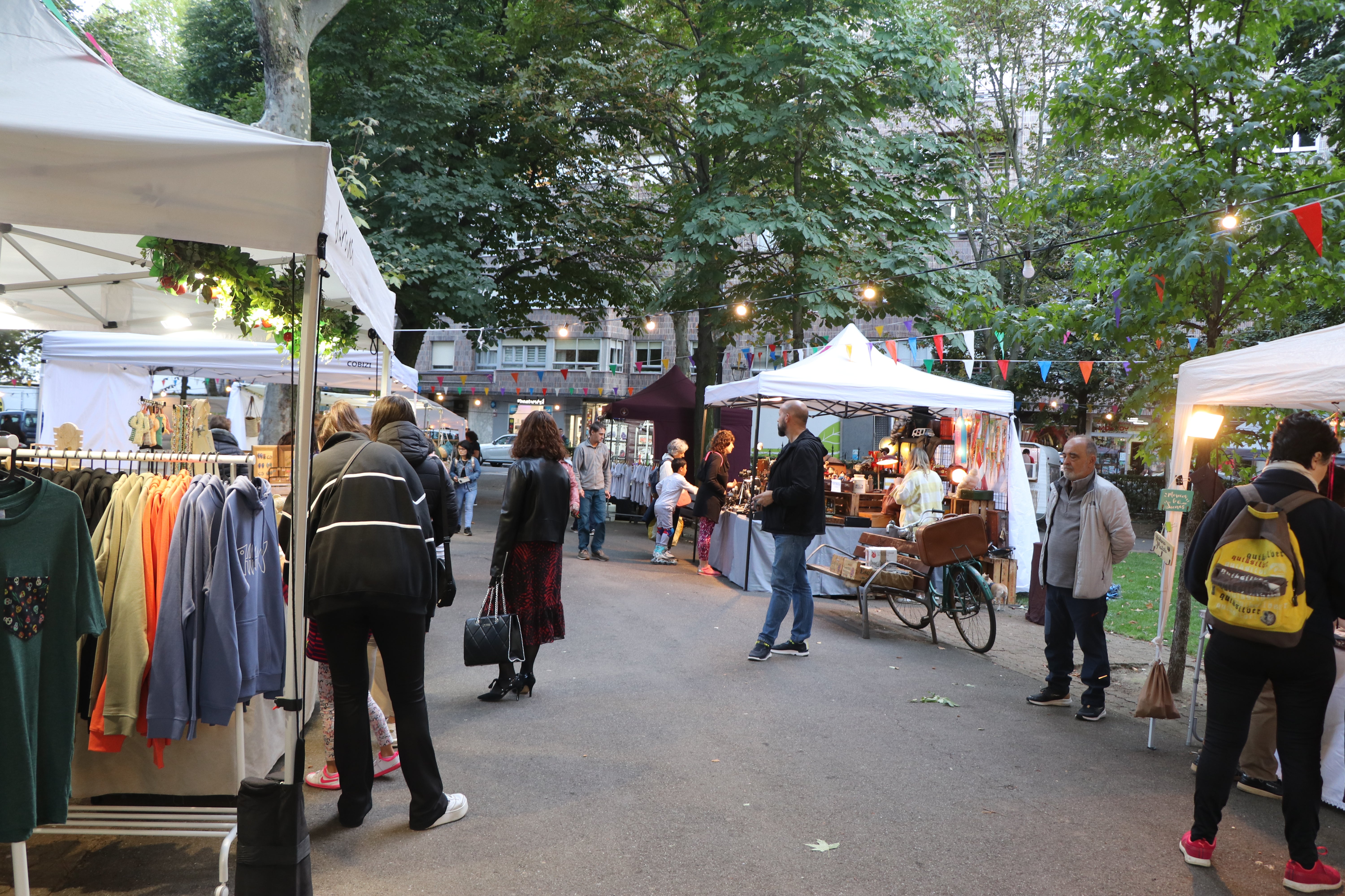 El 'Come y Calle' abre sus puertas en el Parque de San Francisco. 