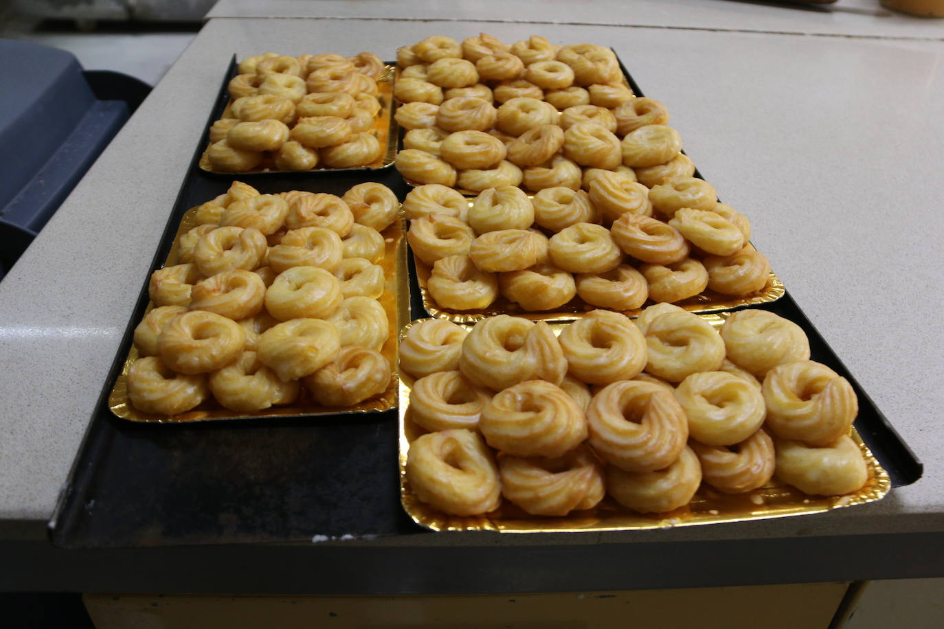 El proceso de elaboración de las típicas rosquillas de San Froilán. 