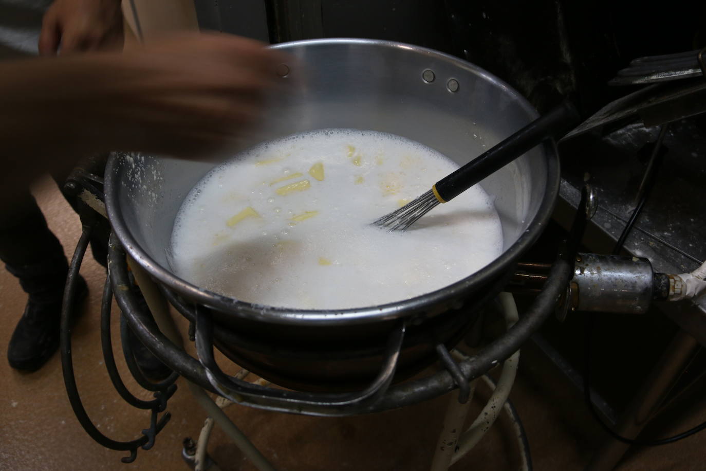 El proceso de elaboración de las típicas rosquillas de San Froilán. 