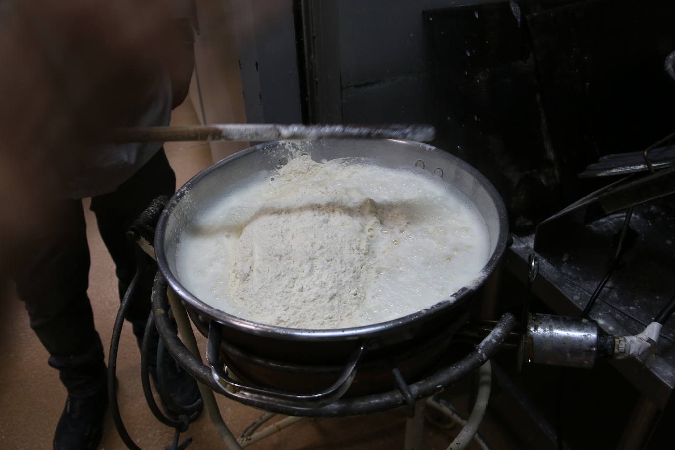 El proceso de elaboración de las típicas rosquillas de San Froilán. 