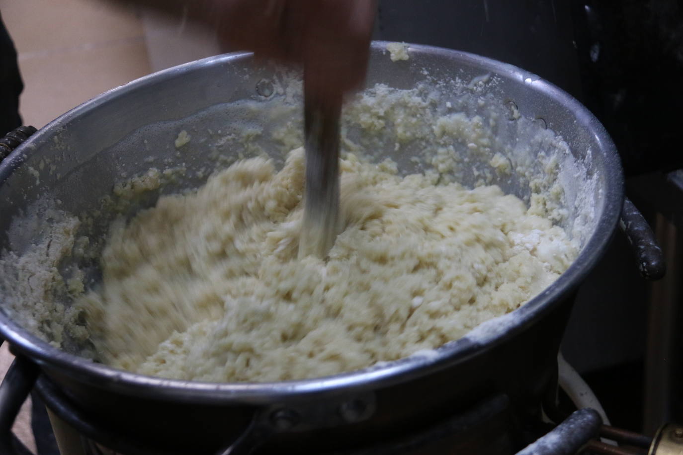 El proceso de elaboración de las típicas rosquillas de San Froilán. 