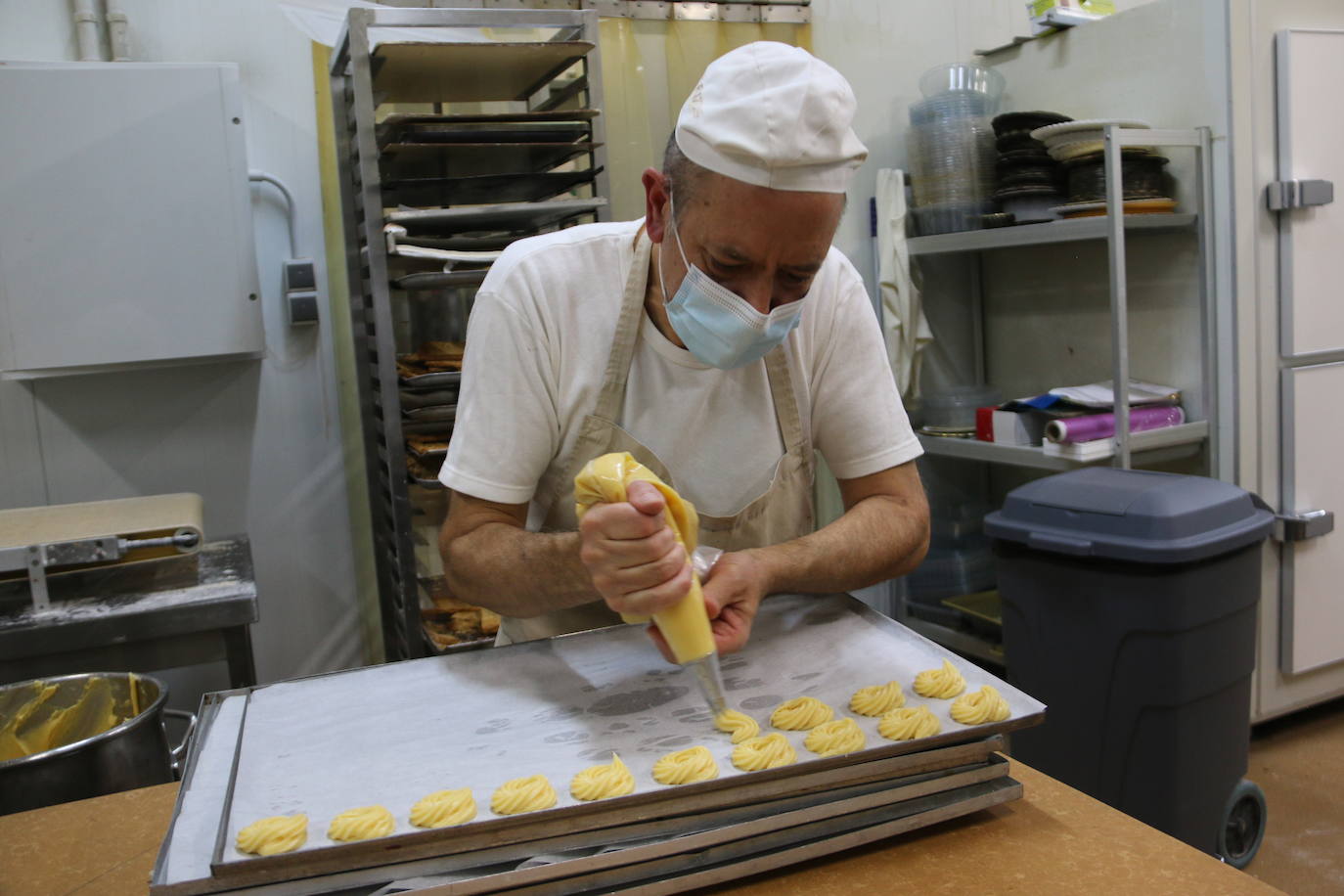 El proceso de elaboración de las típicas rosquillas de San Froilán. 