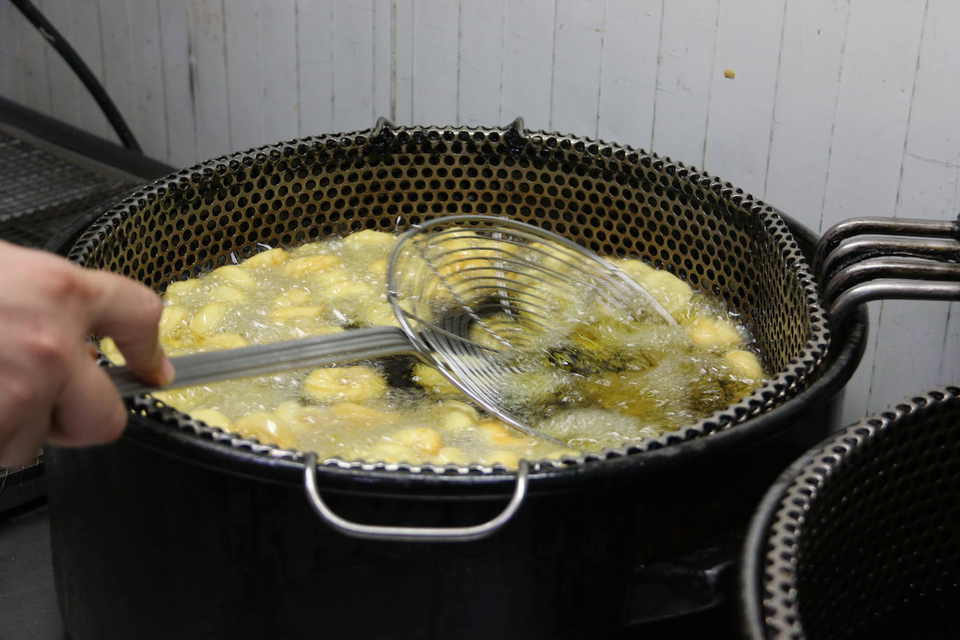 El proceso de elaboración de las típicas rosquillas de San Froilán. 