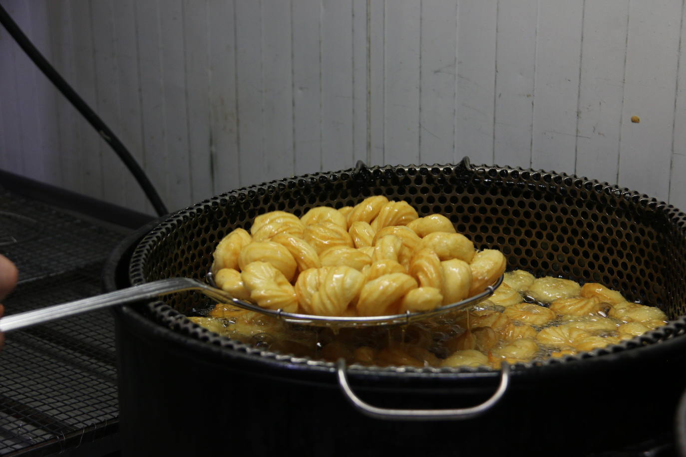 El proceso de elaboración de las típicas rosquillas de San Froilán. 